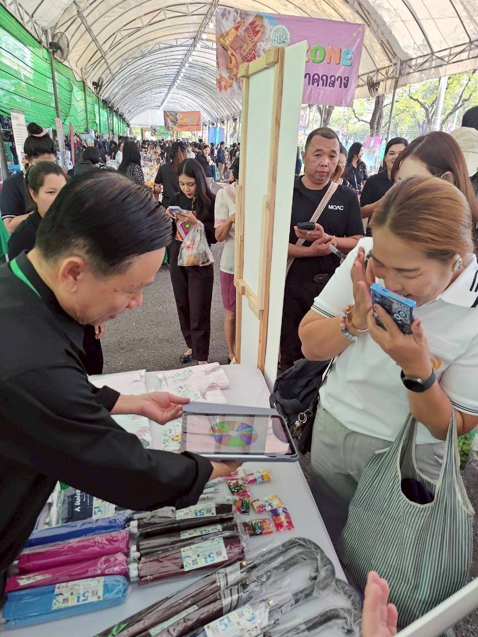 title - คณะทำงานฝ่ายติดตามประเมินผลการจัดงาน วันคล้ายวันสถาปนาสำนักงานการปฏิรูปที่ดินเพื่อเกษตรกรรม (ส.ป.ก.) ครบรอบ 51 ปี เปิดตั้งจุดให้ผู้ร่วมงานได้ร่วมสนุก เล่นเกมส์ และตอบแบบประเมินผลการจัดงาน ผ่านระบบออนไลน์